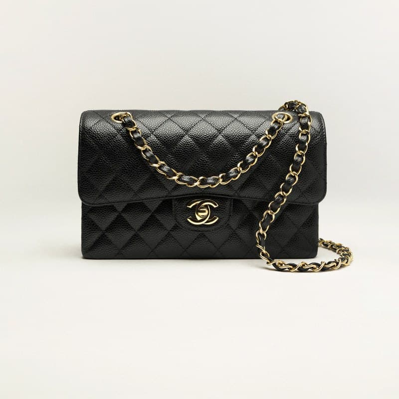 LuxeFinder — Chanel Classic Flap caviar noir doré | photo luxefinder.app